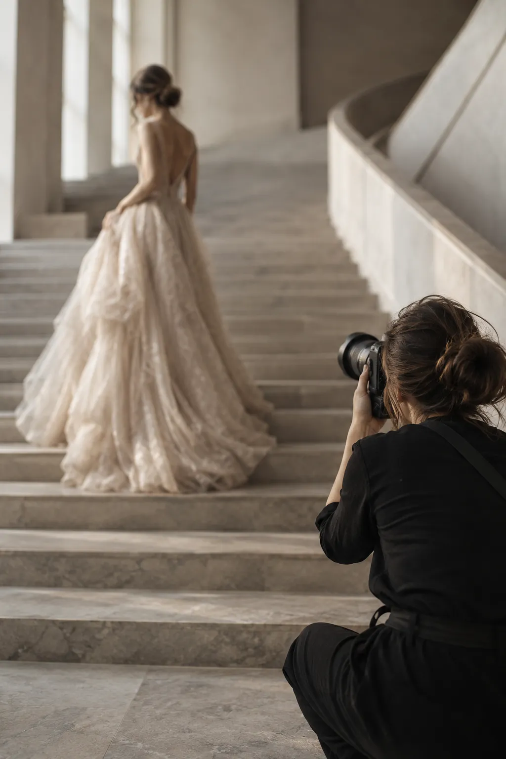 Fotógrafo en una sesión de fotos de XV años en una escalinata
